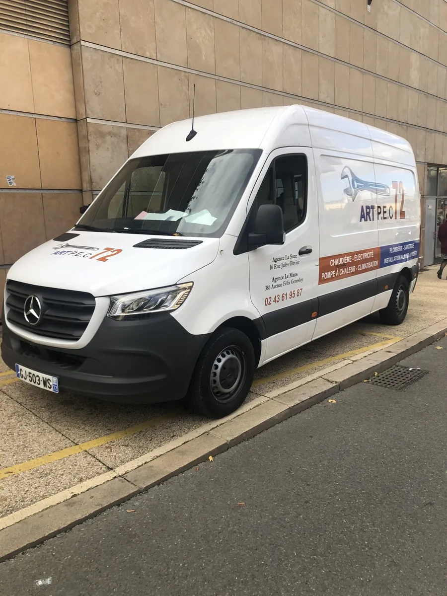 Le camion blanc d'Art'Pec 72, au logo de l'entreprise