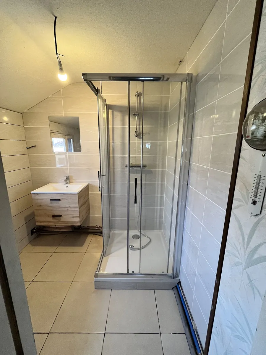 Douche d'angle et meuble vasque sous les combles